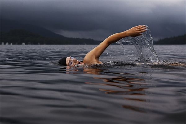 梦见水中游泳