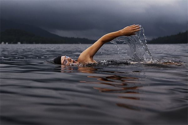 梦见在大海里游泳