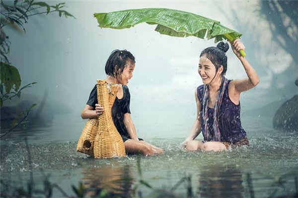 梦见坐在水中