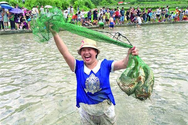 梦见自己在河里抓鱼